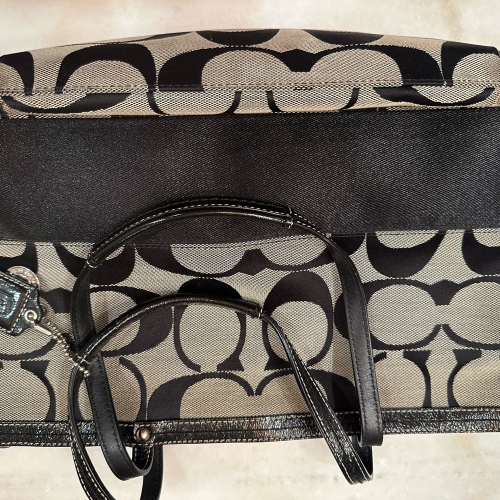 Coach Gray Leather Interior - Picture 7 of 7